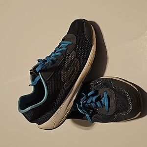 Sketchers women walking shoes, size 7.5.